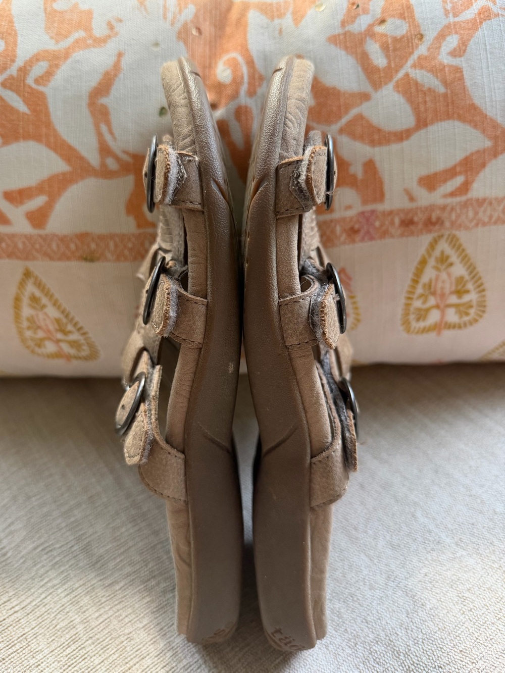Taos "Good Times" Slip On Tan Leather Sandals. Women's Size: 6. - Picture 3 of 9